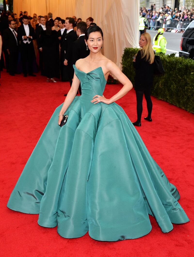 epa04193027 Chinese model Liu Wen arrives for the 2014 Anna Wintour Costume Center Gala held at the New York Metropolitan Museum of Art in New York, New York, USA, 05 May 2014. The Costume Institute's new Anna Wintour Costume Center opens on 08 May with the exhibition 'Charles James: Beyond Fashion.'  EPA/JUSTIN LANE