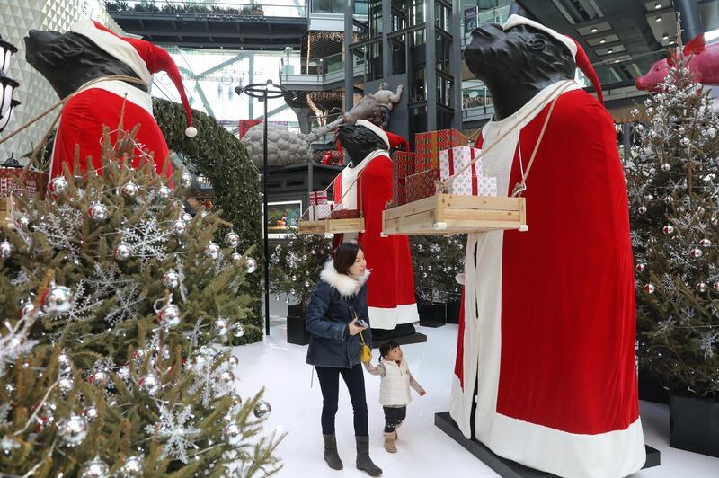 Chinese shoppers in a shopping mall in Beijing.  Wu Hong / EPA