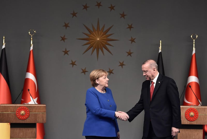 Turkish President Recep Tayyip Erdogan (R) and German Chancellor Angela Merkel (L) shake hands after a joint news conference on January 24, 2020 in Istanbul. / AFP / Ozan KOSE
