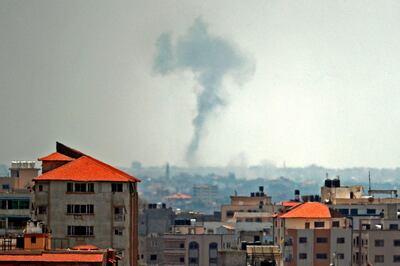 A picture taken from Gaza City on May 29, 2018, shows a smoke billowing in the background following an Israeli air strike on the Palestinian enclave. Israel struck bases of militant groups in the Gaza Strip, the enclave's Islamist rulers Hamas said, hours after nearly 30 mortar shells were fired at the Jewish state. / AFP / THOMAS COEX
