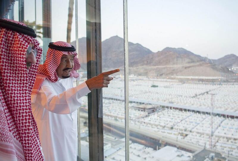 Saudi King Salman looks at temporary accommodation for visiting pilgrims in Mina, near Mecca, on September 12, 2016. Muslim pilgrims reached Mina on September 12 for the ritual stoning of the devil, the last major rite of the Haj.  AFP / Saudi Royal Palace

