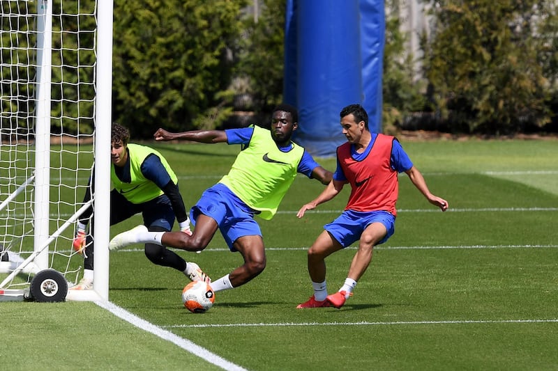 COBHAM, ENGLAND - JUNE 02: Kepa Arrizabalaga, Fikayo Tomori and Pedro of Chelsea during a training session at Chelsea Training Ground on June 2, 2020 in Cobham, England. (Photo by Darren Walsh/Chelsea FC via Getty Images)