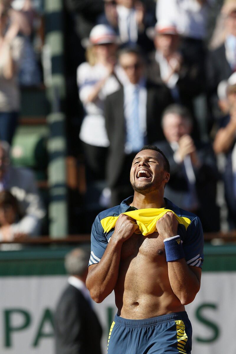 France's Jo-Wilfried Tsonga celebrates his victory over Switzerland's Roger Federer at the end of their French Tennis Open quarter final match at the Roland Garros stadium in Paris, on June 4,  2013. AFP PHOTO / PATRICK KOVARIK
 *** Local Caption ***  267909-01-08.jpg