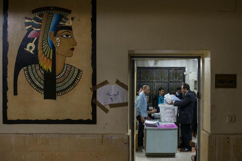 epaselect epa06635020 Egyptian electoral workers count ballots at the end of the final day of the Egyptian presidential election in Cairo, Egypt, 28 March 2018. Egyptians continued to head to polls on 28 March on the third and final day of the presidential elections in which the incumbent President Abdel Fattah al-Sisi is widely expected to ease to victory.  EPA/MOHAMED HOSSAM