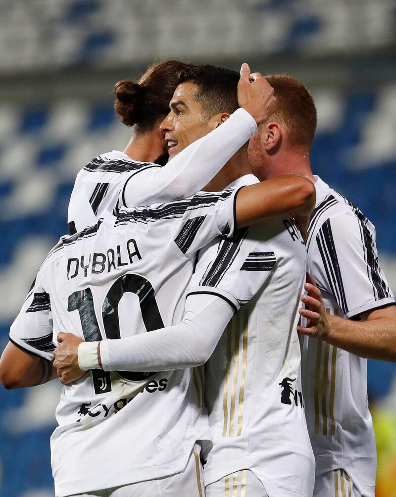 Ronaldo jubilates with his teammates. EPA