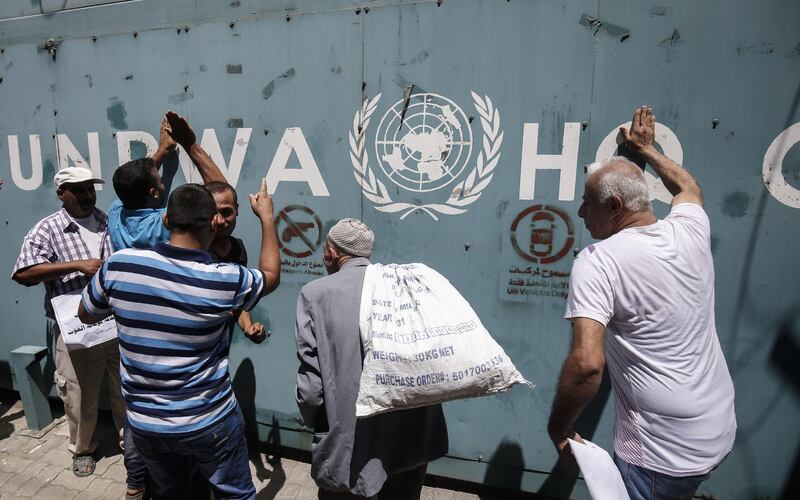 Employees of the UN Relief and Works Agency for Palestine Refugees in the Near East(UNRWA)and their families protest against job cuts announced by the agency outside its offices in Gaza City on July 31, 2018. / AFP PHOTO / SAID KHATIB