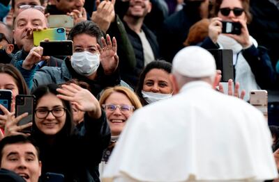 TOPSHOT - Pope Francis arrives to lead his weekly general audience on St.Peter's square on February 26, 2020. / AFP / Tiziana FABI

