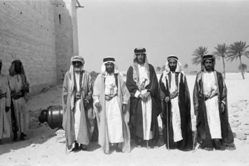 Wilfred Thesiger, centre at Qasr Al Hosn, Abu Dhabi. Credit: Wilfred Patrick Thesiger © Pitt Rivers Museum, University of Oxford
