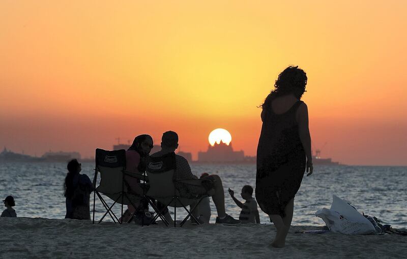 DUBAI , UNITED ARAB EMIRATES , NOV 30  – 2017 :- People enjoying on the national holiday with their family and friends at the Kite Beach in Dubai. (Pawan Singh / The National) Standalone