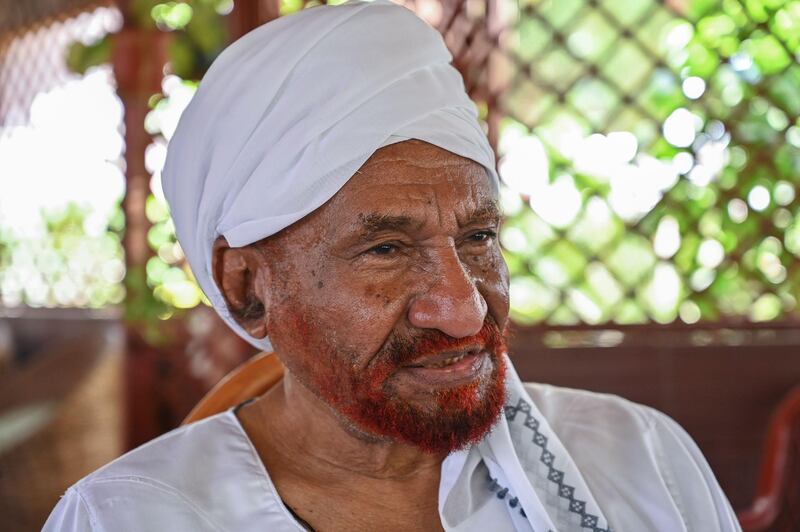 (FILES) In this file photo taken on May 01, 2019 Sudan's top opposition leader and former prime minister Sadiq al-Mahdi, whose elected government was toppled in a 1989 Islamist-backed coup, speaks during an interview at his residence in Omdourman. Sudan's former prime minister and top opposition figure Sadiq al-Mahdi died from a coronavirus infection on November 26, 2020, his party said. The 84-year-old was the country's last democratically elected prime minister before he was toppled in 1989 by now-ousted president Omar al-Bashir in an Islamist-backed military coup.
 / AFP / OZAN KOSE
