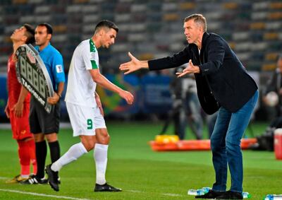 Iraq's coach Srecko Katanec gives his instructions during the 2019 AFC Asian Cup group D football match between Iraq and Vietnam at Zayed Sports City stadium in Abu Dhabi on January 8, 2019.  / AFP / Khaled DESOUKI
