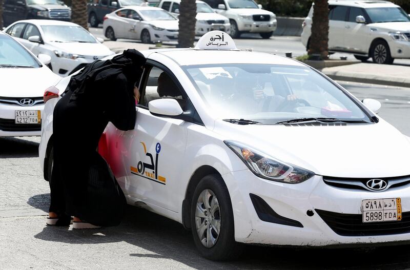 A Saudi woman speaks with a taxi driver to get a ride in Riyadh, Saudi Arabia September 28, 2017. REUTERS/Faisal Al Nasser