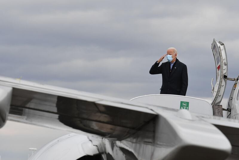 TOPSHOT - Democratic presidential candidate Joe Biden salutes as he leaves Scranton, Pennsylvania on November 3, 2020.  The United States started voting Tuesday in an election amounting to a referendum on Donald Trump's uniquely brash and bruising presidency, which Democratic opponent and frontrunner Joe Biden urged Americans to end to restore "our democracy." / AFP / Angela Weiss
