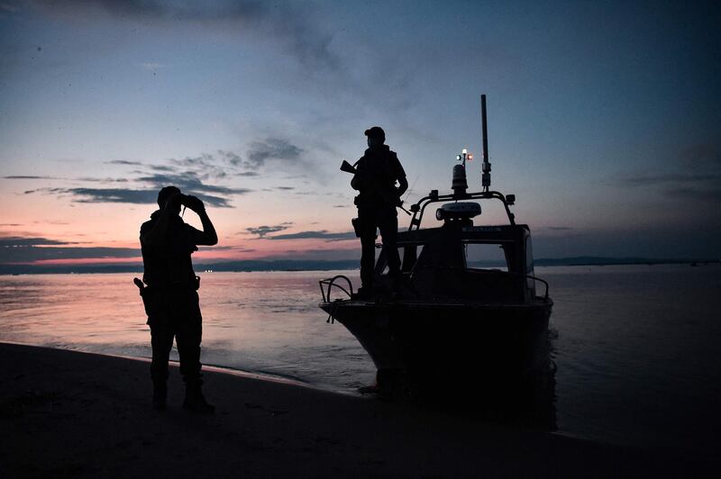 Police officers patrol the delta of Evros river, near Alexandroupoli, along the Greek-Turkish border, on June 8, 2021. The area is where the Greek State has chosen to deploy a new anti-migration arsenal including cameras, radar and a 40-kilometre (25-mile) steel fence over five metres high. / AFP / Sakis MITROLIDIS
