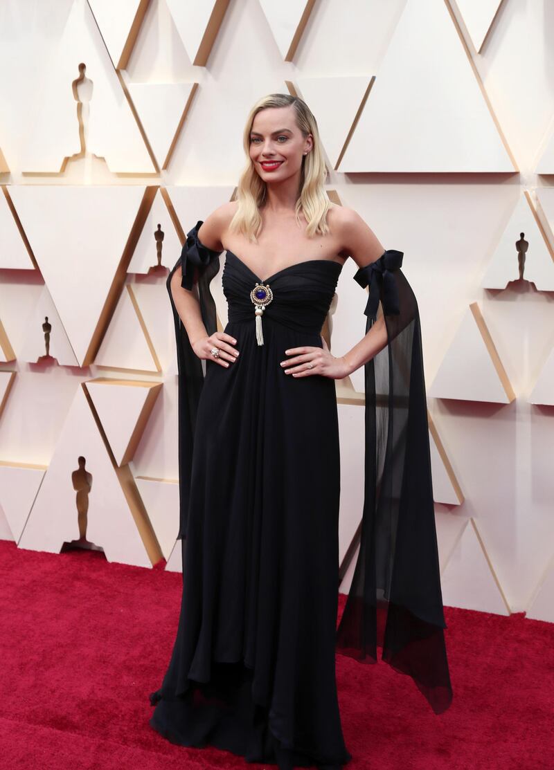 epa08207314 Margot Robbie arrives for the 92nd annual Academy Awards ceremony at the Dolby Theatre in Hollywood, California, USA, 09 February 2020. The Oscars are presented for outstanding individual or collective efforts in filmmaking in 24 categories.  EPA-EFE/DAVID SWANSON