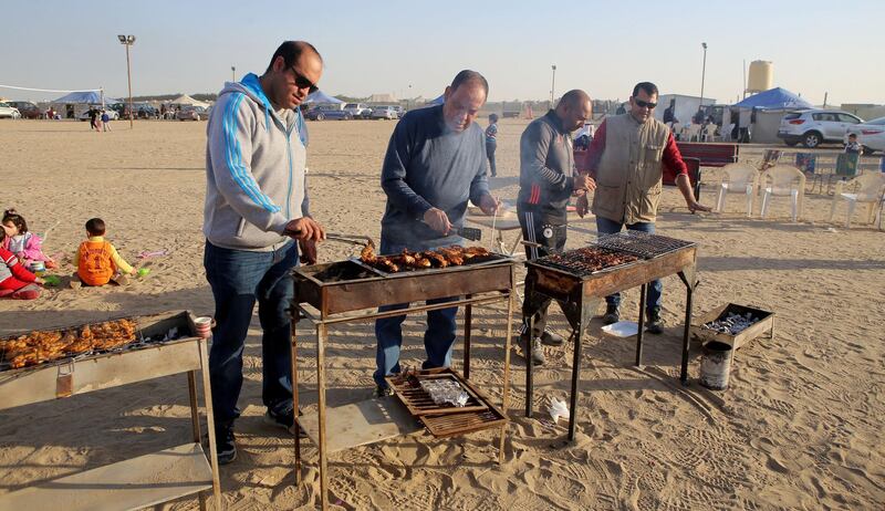 Men barbecue at a winter camp close to the border with Saudi Arabia, in al-Julaia, around 70 kilometres (45 miles) from the capital Kuwait City, on January 13, 2017. (Photo by Yasser Al-Zayyat / AFP)