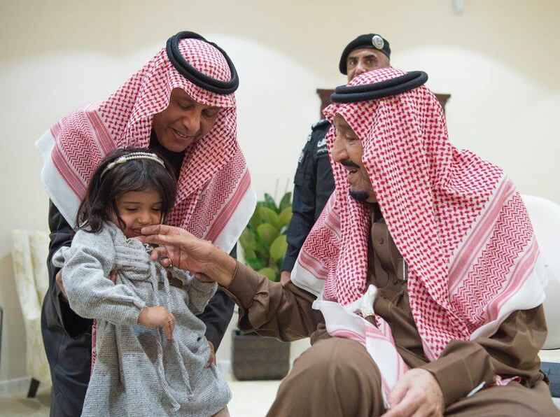 King Salman welcomes the young girl. Twitter via @Bandaralgaloud