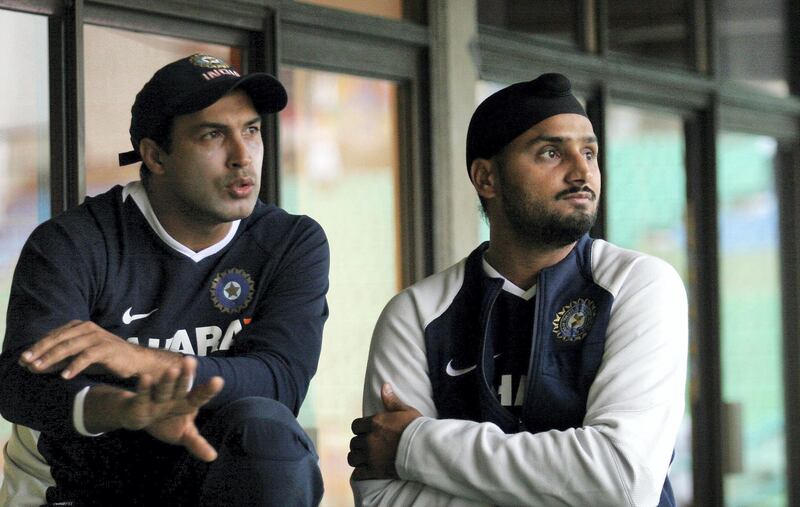 Indian fielding coach Robin Singh and Indian off spinner Harbhajan Singh in converse as rain delays the start of play between India and Scotland during the Twenty20 cricket match between India and Scotland in the Twenty20 Cricket World Championship at the Kingsmead stadium in Durban, 13 September 2007. AFP PHOTO / RAJESH JANTILAL (Photo by RAJESH JANTILAL / AFP)