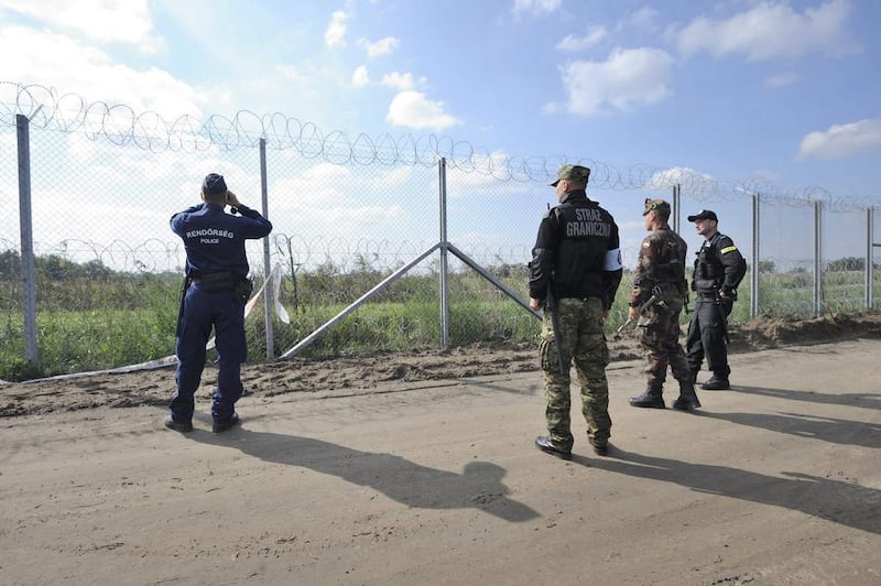 Hungarian and Polish soldiers and policemen guard the Hungarian-Serbian border near Roszke, 180 kms south-east of Budapest, Hungary, on September 20, 2016. Zoltan Gergely Kelemen / EPA