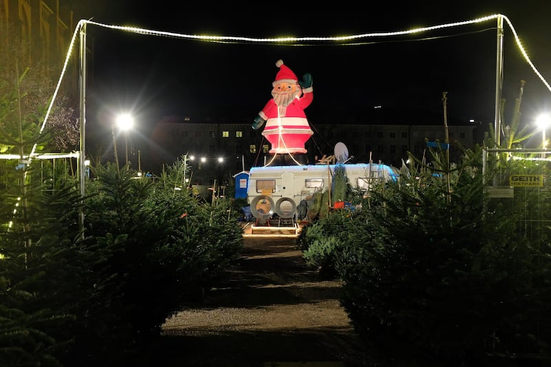 MUNICH, GERMANY - DECEMBER 15:  An effigy of Santa Claus greets shoppers at an open-air Christmas tree market on December 15, 2017 in Munich, Germany. Temporary outdoor Christmas tree shops are a common sight across Germany in the weeks before Christmas.   (Photo by Sean Gallup/Getty Images)