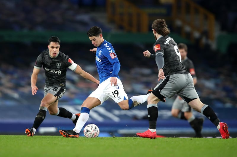 LIVERPOOL, ENGLAND - JANUARY 24: James Rodriguez of Everton shoots under pressure from Joey Pelupessy (L) and Jack Marriott of Sheffield Wednesday during the Emirates FA Cup Fourth Round match between Everton and Sheffield Wednesday at Goodison Park on January 24, 2021 in Liverpool, England. Sporting stadiums around the UK remain under strict restrictions due to the Coronavirus Pandemic as Government social distancing laws prohibit fans inside venues resulting in games being played behind closed doors. (Photo by Clive Brunskill/Getty Images)