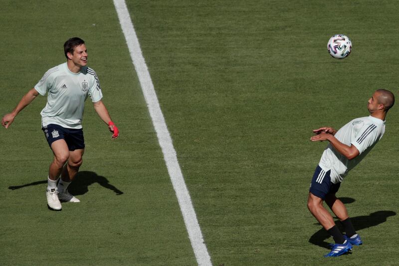 Thiago Alcantara (R) passes the ball to defender Cesar Azpilicueta. AFP