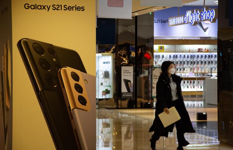 epa08970223 A woman visits at the Samsung Electronics headquarters shop in Seoul, South Korea, 28 January 2021. The Company posted 61.55 trillion KRW (around 55.3 billion US dollar) in consolidated revenue and 9.05 trillion KRW (around 8.1 billion US dollar) in operating profit in the quarter that ended 31 December 2020.  EPA/JEON HEON-KYUN