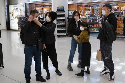 NEW YORK, NEW YORK - JANUARY 31: At the terminal that serves planes bound for China, people wear medical masks at John F. Kennedy Airport (JFK) out of concern over the Coronavirus on January 31, 2020 in New York City. The virus, which has so far killed over 200 people and infected an estimated 9,900 people, is believed to have started in the Chinese city of Wuhan.   Spencer Platt/Getty Images/AFP
== FOR NEWSPAPERS, INTERNET, TELCOS & TELEVISION USE ONLY ==
