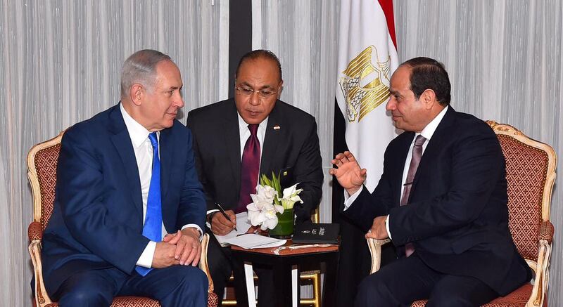 Egyptian President Abdel Fattah al-Sisi (R) speaks with Israeli Prime Minister Benjamin Netanyahu (L) during their meeting as part of an effort to revive the Middle East peace process ahead of the United Nations General Assembly in New York, U.S., September 19, 2017 in this handout picture courtesy of the Egyptian Presidency. The Egyptian Presidency/Handout via REUTERS ATTENTION EDITORS - THIS IMAGE WAS PROVIDED BY A THIRD PARTY