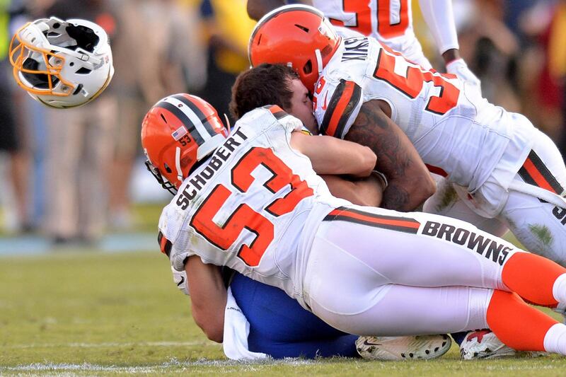 Los Angeles Chargers tight end Hunter Henry loses his helmet as Cleveland Browns outside linebacker Christian Kirksey hits him during the third quarter at StubHub Center. Jake Roth / USA TODAY Sports