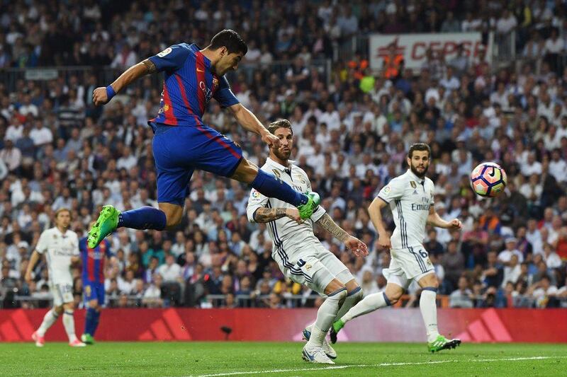 Luis Suarez of Barcelona shoots. David Ramos / Getty Images