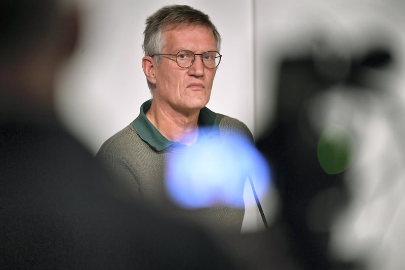 State epidemiologist Anders Tegnell of the Swedish Public Health Agency listens during a press conference updating on the coronavirus pandemic (Covid-19) situation, on October 13, 2020, in Stockholm, Sweden. (Photo by Henrik MONTGOMERY / TT News Agency / AFP) / Sweden OUT