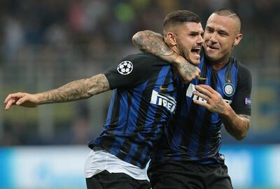 MILAN, ITALY - SEPTEMBER 18:  Mauro Emanuel Icardi (L) of FC Internazionale celebrates his goal with his team-mate Radja Nainggolan during the Group B match of the UEFA Champions League between FC Internazionale and Tottenham Hotspur at San Siro Stadium on September 18, 2018 in Milan, Italy.  (Photo by Emilio Andreoli/Getty Images)
