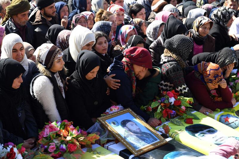 Syrian Kurds mourn in the northern town of Afrin during the funeral on February 18, 2018 of fighters from the People's Protection Units (YPG) militia and the Women's Protection Units (YPJ), killed in clashes in the Kurdish enclave in northern Syria on the border with Turkey.  / AFP PHOTO / George OURFALIAN