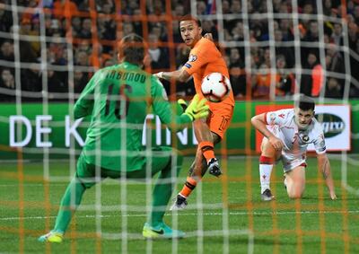 Soccer Football - Euro 2020 Qualifier - Group C - Netherlands v Belarus - De Kuip, Rotterdam, Netherlands - March 21, 2019  Netherlands' Memphis Depay shoots at goal  REUTERS/Piroschka Van De Wouw