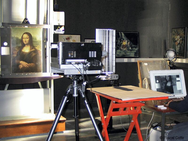 Inside the Louvre scientific laboratory, Mona Lisa on a easel in front of the multispectrale camera, October 2004. Under the direction of Pascal Cotte. These pictures are from the book - Lumiere on the Mona Lisa Hidden portraits - Pascal Cotte, Vinci Ed. 2015
Pascal Cotte have scanned the Mona Lisa inside the Louvre the 19th Octobre 2004.