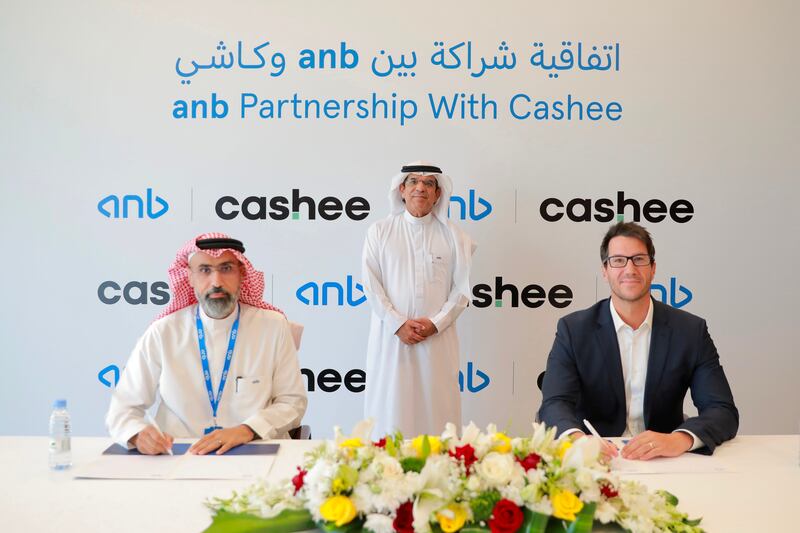 Aiedh AlZahrani, chief operating officer and head of retail banking at Arab National Bank, and Brad Whitfield, co-founder of Cashee, at the signing ceremony. Photo: Cashee