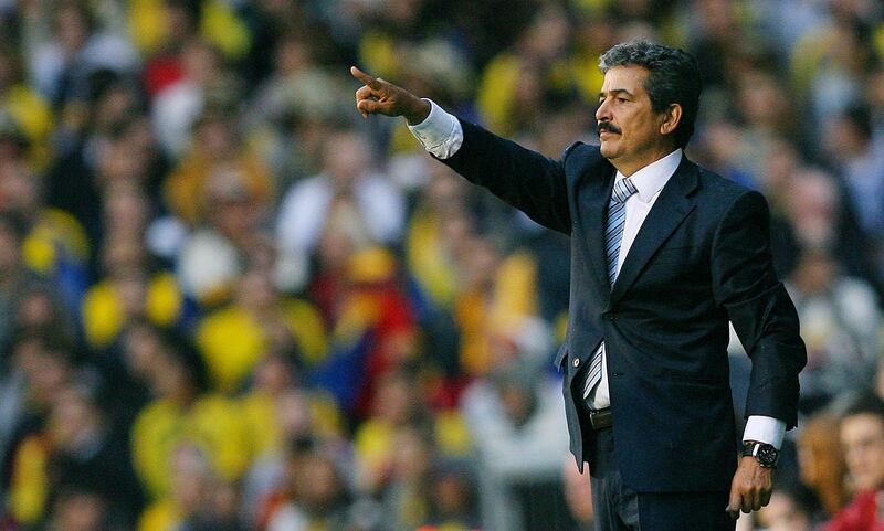 Columbia's Manager Jorge Luis Pinto Afanador gestures during their International friendly football match against Ireland at Craven Cottage football stadium London on May 29, 2008. The match ended 1-0 to Ireland. AFP PHOTO/CARL DE SOUZA (Photo by CARL DE SOUZA / AFP)