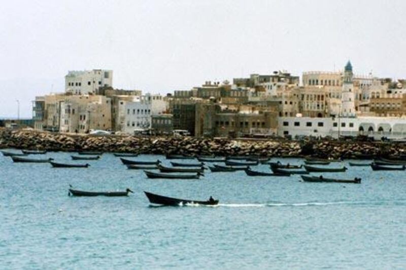 A general view of the Yemeni fishing port of Mukalla, 700km east of Aden, 13 October 2002. The slowness of the investigation into the deadly blast that crippled the French supertanker Limburg off the Yemeni coast is beginning to exasperate the sailors cooped up in a beachfront hotel in Mukallah.    AFP PHOTO/Khaled FAZAA