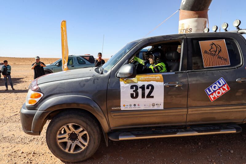 A female Tunisian driver sets off on a stage.