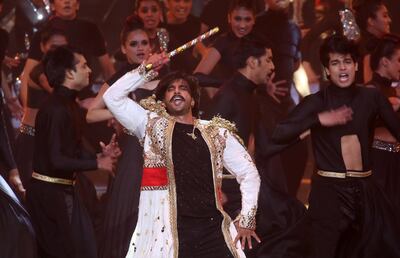 epa07851298 Indian actor Ranveer Singh performs during the 20th International Indian Film Academy (IIFA) awards ceremony in Mumbai, India, 18 September 2019. The IIFA awards are prizes presented by the International Indian Film Academy every year to honour artistic and technical excellence of professionals in Bollywood.  EPA/DIVYAKANT SOLANKI
