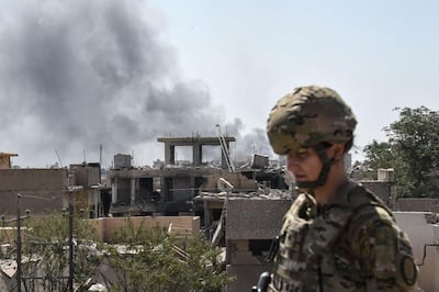 (FILES) In this file photo taken on June 21, 2017 A US soldier advising Iraqi forces is seen in the city of Mosul on June 21, 2017, during the ongoing offensive by Iraqi troops to retake the last district still held by the Islamic State (IS) group. US President Donald Trump will announce further troop withdrawals from Iraq and Afghanistan in the next few days, a senior administration official said on September 8, 2020. / AFP / MOHAMED EL-SHAHED
