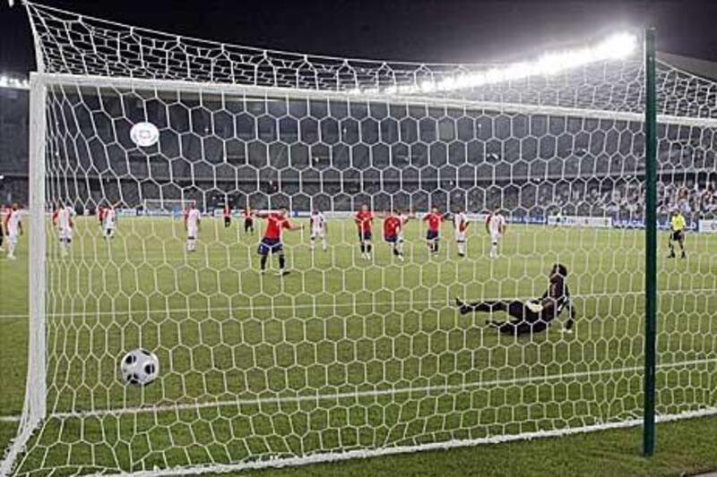 Roberto Cereceda slots home Chile’s opening goal from the penalty spot in a 2-0 win for the visitors against the UAE last night.