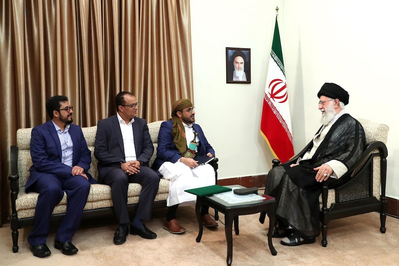 A handout picture provided by the office of Iran's Supreme Leader Ayatollah Ali Khamenei on August 13, 2019 shows him (R) meeting with Mohammed Abdul-Salam (C), spokesman for Yemen's Huthi rebels, during their meeting at Khamenei's residence in the capital Tehran. (Photo by - / KHAMENEI.IR / AFP) / === RESTRICTED TO EDITORIAL USE - MANDATORY CREDIT "AFP PHOTO / HO / KHAMENEI.IR" - NO MARKETING NO ADVERTISING CAMPAIGNS - DISTRIBUTED AS A SERVICE TO CLIENTS ===
