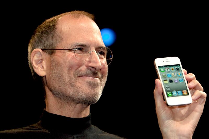 Steve Jobs, chief executive officer of Apple Inc., unveils the iPhone 4 during his keynote address at the Apple Worldwide Developers Conference (WWDC) in San Francisco, California, U.S., on Monday, June 7, 2010. Jobs introduced the redesigned iPhone 4 today, delivering a 24 percent thinner body and 100 new features as mobile competitors including Google Inc. work to usurp the smartphone's popularity. Photographer: David Paul Morris/Bloomberg *** Local Caption *** Steve Jobs 685810.jpg