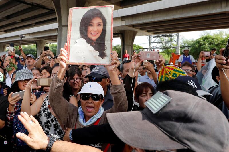 Supporters of ousted former Thai prime minister Yingluck Shinawatra wait for her at the Supreme Court in Bangkok, Thailand August 25, 2017. REUTERS/Jorge Silva