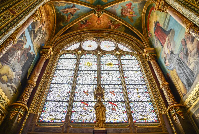 The church features intricate window tracery, ribbed vaulting and some of the city’s most dramatic stained glass windows.