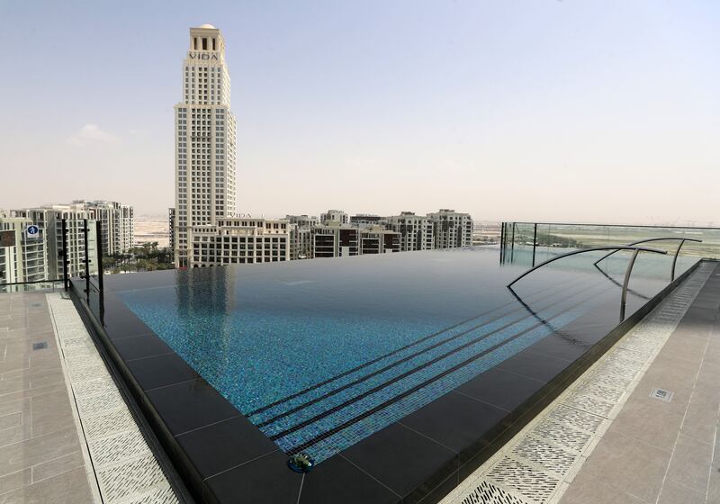 The infinity pool comes with views over the city 