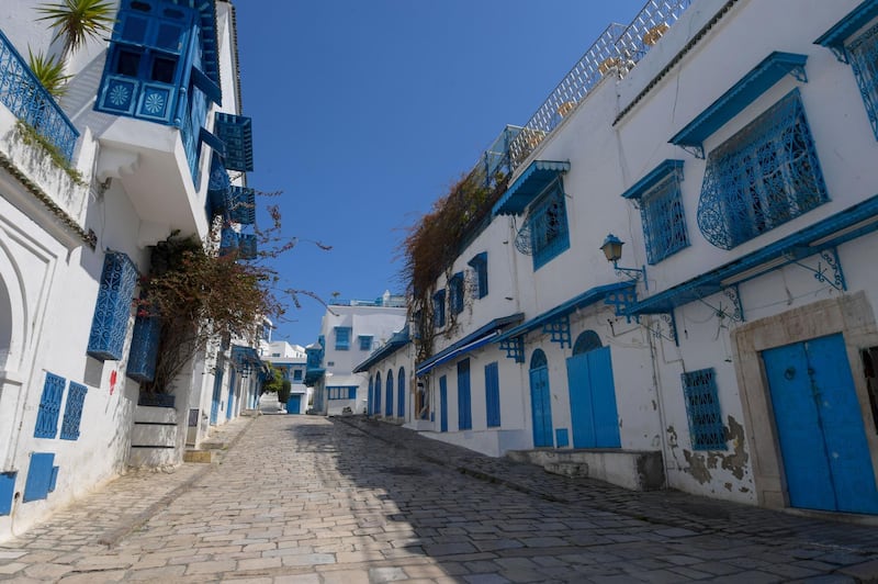 A general view shows closed shops in the village of Sidi Bou Said, some 20 kilometres northeast of Tunis, on April 4, 2020, during the general confinement imposed by the authorities in order to stem the spread of the novel cononavirus.  / AFP / FETHI BELAID
