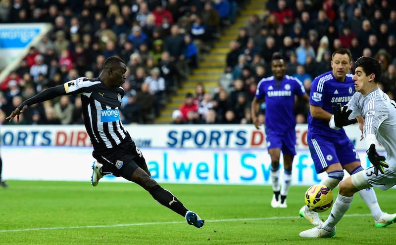 NEWCASTLE UPON TYNE, ENGLAND - DECEMBER 06:  Papiss Cisse of Newcastle (l) scores the opening goal during the Barclays Premier League match between Newcastle United and Chelsea at St James' Park on December 6, 2014 in Newcastle upon Tyne, England.  (Photo by Stu Forster/Getty Images)